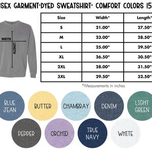 Peut inclure: Un sweat-shirt unisexe teint en pi&egrave;ce gris avec des options de taille et de couleur. L'image comprend un tableau des tailles avec des mesures en pouces et des &eacute;chantillons de couleurs &eacute;tiquet&eacute;s Blue Jean, Butter, Chambray, Denim, Light Green, Pepper, Orchid, True Navy et White.
