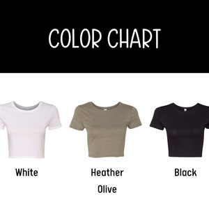 Puede incluir: Carta de colores que muestra tres camisetas recortadas en blanco, oliva jaspeado y negro.