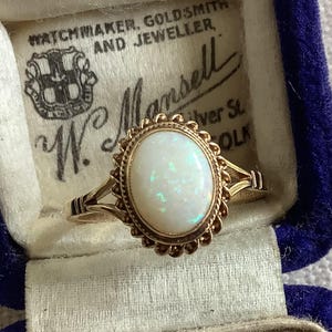 Vintage 9ct Gold Opal Solitaire Ring - UK Size P