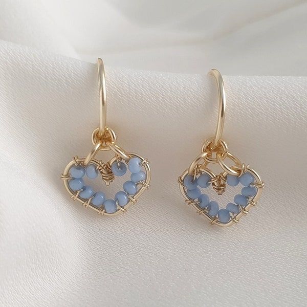 Argollas con colgante de corazón o de flor . Argollas para niñas. Argollas para mujer. Pendientes pequeños.