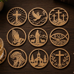 Può includere: Un set di nove sottobicchieri circolari in legno con intricati disegni religiosi tagliati al laser, tra cui croci, una colomba, mani in preghiera, un pastore con pecore, la parola Jesus in un simbolo di pesce, una chiesa e un ritratto.