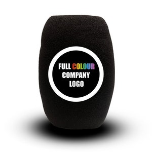 Könnte beinhalten: Schwarzer Mikrofon-Popschutz mit einem weißen Kreis, der den Text "FULL COLOUR COMPANY LOGO" in Regenbogenfarben enthält.
