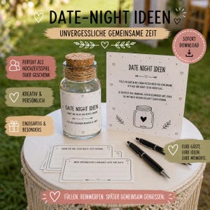 Könnte beinhalten: Ein Glas mit Korkdeckel mit der Aufschrift "Date Night Ideen" steht auf einem weißen Tisch, zusammen mit Karten, Stiften und einem Schild. Das Bild zeigt Text auf Deutsch mit Herzen und dekorativen Elementen.
