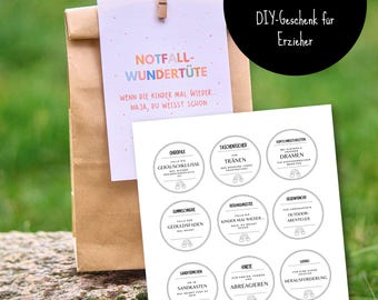 Könnte beinhalten: Ein brauner Papiersack mit einer weißen Karte, die mit einer Holzklammer befestigt ist. Die Karte enthält deutschen Text, darunter "NOTFALL-WUNDERTÜTE". Ein Bogen mit runden Etiketten mit deutschem Text ist ebenfalls sichtbar.
