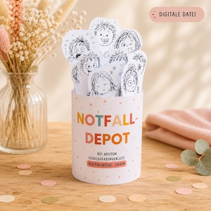 Könnte beinhalten: Ein zylindrischer Behälter mit weißem Hintergrund und orangefarbenen Punkten, beschriftet mit "NOTFALL-DEPOT" in großen Buchstaben. Er enthält mehrere Papierausstanzungen mit schwarz-weißen Strichzeichnungen verschiedener Gesichtsausdrücke.