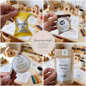K&ouml;nnte beinhalten: Vier Produktbeispiele: ein gelber Snackbeutel mit "Motivations Keks", ein Schokoriegel, ein Teeglasr&ouml;hrchen und ein brauner Beutel mit S&uuml;&szlig;igkeiten. Die Produkte sind auf einem Tisch mit Zeichnungen und Holzspielzeug drapiert. Der Text "Beispielprodukte" ist visible.