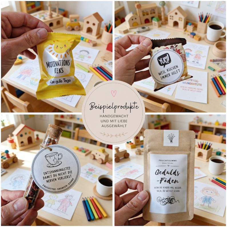 K&ouml;nnte beinhalten: Vier Produktbeispiele: ein gelber Snackbeutel mit "Motivations Keks", ein Schokoriegel, ein Teeglasr&ouml;hrchen und ein brauner Beutel mit S&uuml;&szlig;igkeiten. Die Produkte sind auf einem Tisch mit Zeichnungen und Holzspielzeug drapiert. Der Text "Beispielprodukte" ist visible.