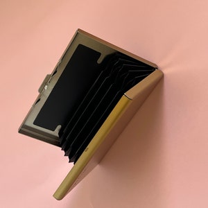 Tarjetero de metal dorado/champán/aluminio - Bloqueo de RFID, elegante, simple y fácil de usar