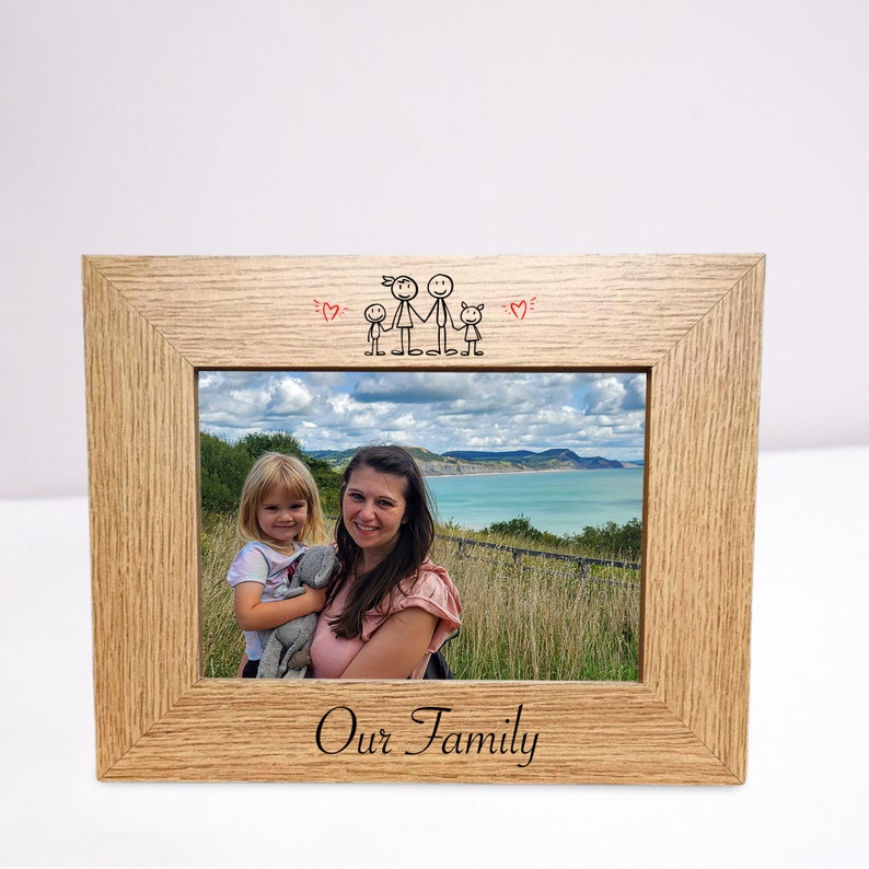 Wooden photo frame with custom text and family design