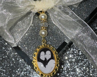 Gold Colour Oval Memory remembrance bouquet charm/locket/brooch/personalised with any photo/ Keepsake with ribbon/Wedding flowers Bride Idea
