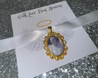 Memory remembrance bouquet charm, locket, brooch personalised with any photo. Oval shape keepsake with ribbon. Wedding flower Bride Ideas