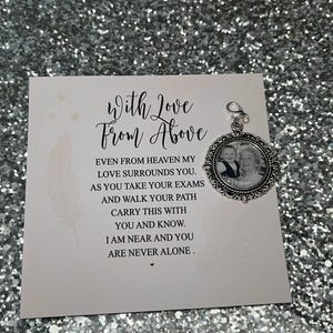 Clip commémoratif With Love From Above & Carte du jour de l'examen/Charme du souvenir pour les examens/Souvenir en mémoire/Cadeau réconfortant pour les étudiants/Broche homard