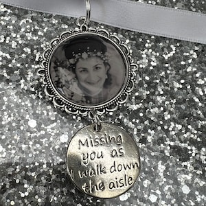 Puede incluir: Un encanto plateado con una foto de una novia y el texto "Missing you as I walk down the aisle".