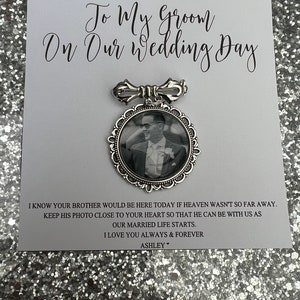 Könnte beinhalten: Eine weiße Karte mit schwarzem Text, der "To My Groom On Our Wedding Day" lautet. An der Karte ist ein silberner Fotorahmen mit einem Schwarzweißfoto eines Mannes im Smoking befestigt. Der Text auf der Karte lautet "I know your brother would be here today if heaven wasn't so far away. Keep his photo close to your heart so that he can be with us as our married life starts. I love you always & forever Ashley."