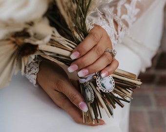 Ciondolo per bouquet con ricordo della memoria, medaglione, spilla personalizzato con qualsiasi foto. Ricordo di forma ovale con nastro. Idee per la sposa di fiori per matrimoni