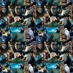 Puede incluir: Un patrón repetido con personajes de las películas de Harry Potter. El diseño incluye retratos de Harry, Hermione, Ron, Dumbledore, Snape, Voldemort y otros, junto con el logotipo de Hogwarts y snitches doradas.