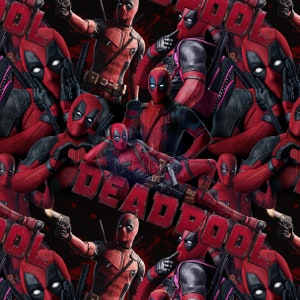 Pode incluir: Um tecido estampado em vermelho e preto com múltiplas imagens do super-herói Deadpool. O tecido apresenta o texto "DEADPOOL" em letras grandes e em negrito.