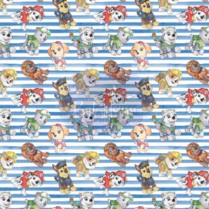 Könnte beinhalten: Ein nahtloses Muster mit Cartoon-Illustrationen der Paw Patrol-Charaktere auf einem blau-weiß gestreiften Hintergrund. Die Charaktere sind Chase, Marshall, Skye, Rubble, Rocky, Zuma und Everest.