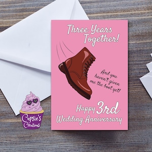 Tarjeta del tercer aniversario - Tarjeta de aniversario de cuero - Tarjeta divertida - Tarjeta con juego de palabras con botas de cuero - Tarjeta para el esposo - Tarjeta para la esposa - Tarjeta de tres años