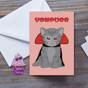 Tarjeta de cumpleaños o de Halloween con un lindo gato vampiro Vampurr - Tarjeta de feliz Halloween - Divertido juego de palabras con animales - Tarjeta de felicitación grande A5