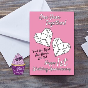 Tarjeta de primer aniversario - Tarjeta de aniversario en papel - Tarjeta divertida - Tarjeta con juego de palabras en forma de corazón en papel - Tarjeta para esposo - Tarjeta para esposa - Tarjeta de un año