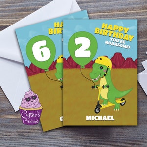 Tarjeta de cumpleaños de dinosaurio personalizada para niños: edad y nombre personalizados: tarjeta de felicitación con scooter para niños
