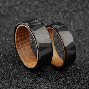 Zwarte gehamerde ring, unieke whiskyvat herentrouwring, wolfraam trouwringen, verlovingsringen voor mannen, jubileumring