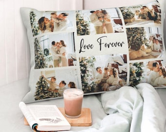 Könnte beinhalten: Ein rechteckiges Kissen mit weißem Hintergrund und einer Collage aus Familienfotos. Die Fotos sind in einem Raster angeordnet und zeigen eine vierköpfige Familie, darunter ein kleines Kind. Das Kissen trägt den Schriftzug "Love Forever" in schwarzer, kursiv geschriebener Schrift.