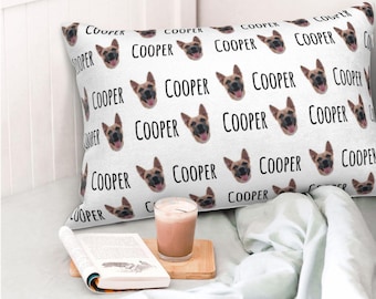 Könnte beinhalten: Weißer Kissenbezug mit einem sich wiederholenden Muster aus einem Hundegesicht und dem Wort "COOPER".