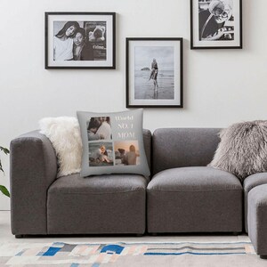 K&ouml;nnte beinhalten: Ein graues Sofa mit einem Kissen, das eine Collage von Fotos mit dem Text "World No. 1 Mom" zeigt.
