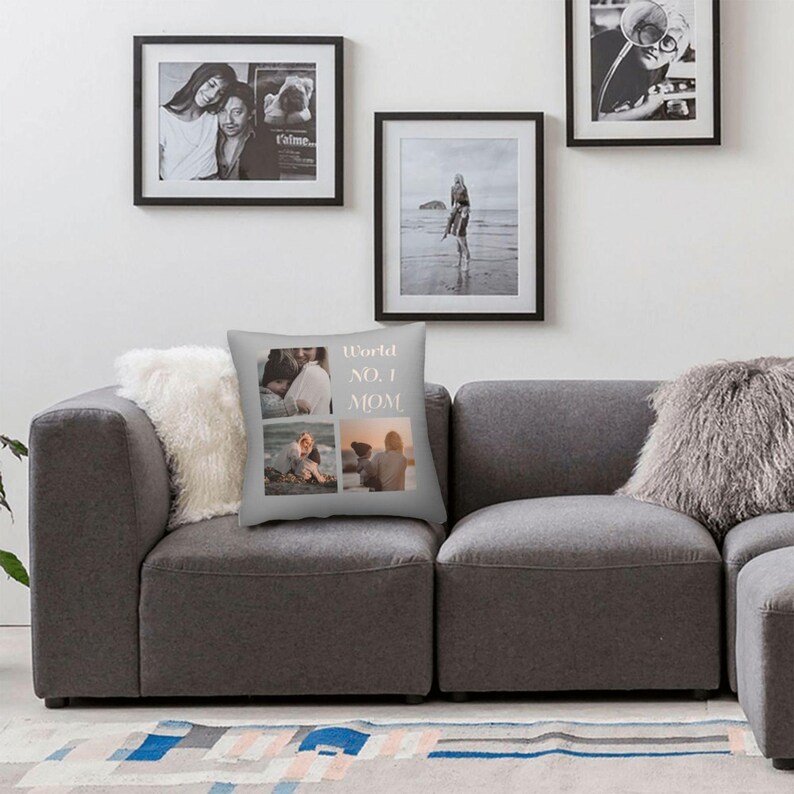 K&ouml;nnte beinhalten: Ein graues Sofa mit einem Kissen, das eine Collage von Fotos mit dem Text "World No. 1 Mom" zeigt.
