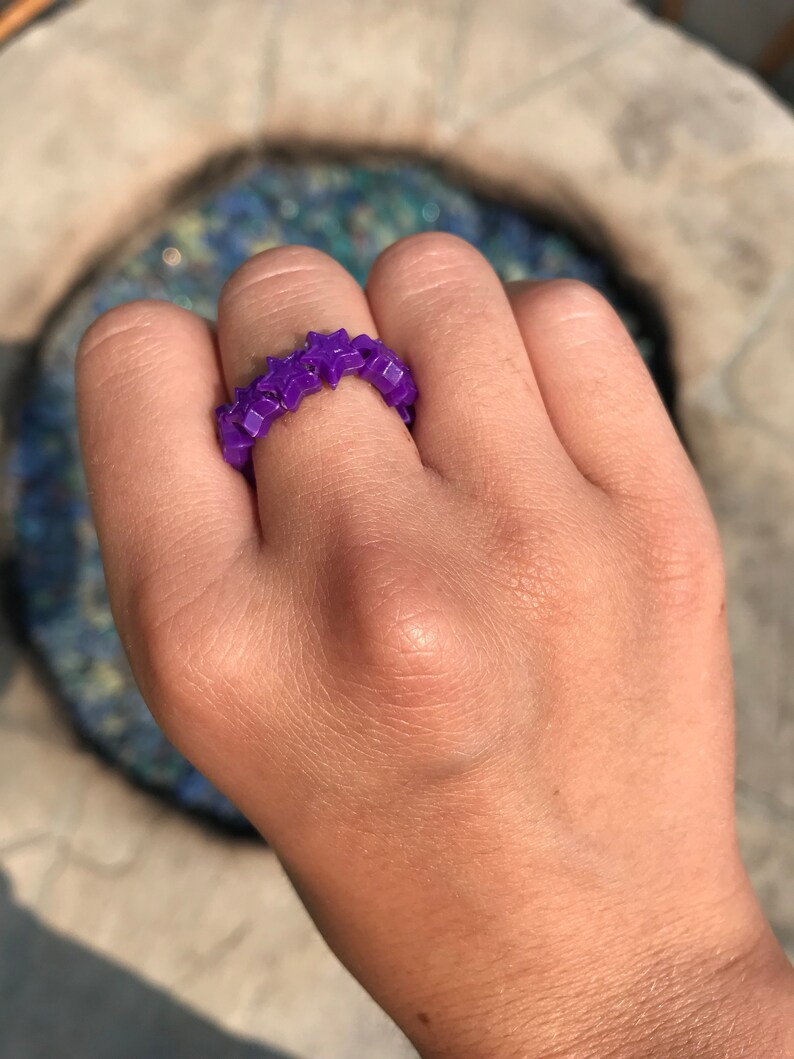 Peut inclure: Une bague en plastique en forme d'&eacute;toile violette.