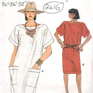 Może przedstawiać: Vintage wzór szycia Vogue z lat 80., przedstawiający dwa projekty sukienek. Wzór zawiera rozmiary biustu od 86-97 cm. Ilustracja przedstawia białą sukienkę z kieszeniami i czerwoną sukienkę z paskiem. Numer wzoru to 8973.
