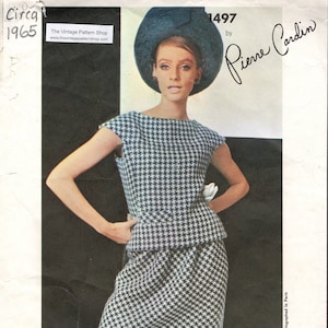 Könnte beinhalten: Ein schwarz-weißes Hahnentrittkleid mit einem taillierten Oberteil und einem Rock, der bis zum Knie reicht. Das Kleid stammt aus einem Vintage-Schnitt von Pierre Cardin, circa 1965.