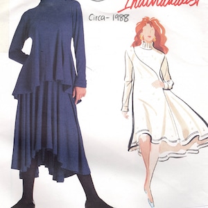 Könnte beinhalten: Vogue Patterns Individualist Schnittmuster mit einem marineblauen asymmetrischen Kleid und einem weißen Kleid mit hohem Ausschnitt. Das Muster stammt aus dem Jahr 1988 und enthält das Issey Miyake-Logo. Das Muster ist als einfach eingestuft.