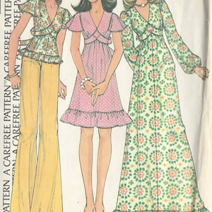 Può includere: Un modello di cucito vintage che presenta tre diversi stili di abiti o top. Il modello include un abito lungo a maniche lunghe con stampa floreale, un abito a maniche corte con pois rosa e un top a maniche corte con stampa floreale. Il modello è etichettato come "Abito o top per donne" e "Extra Carefree".