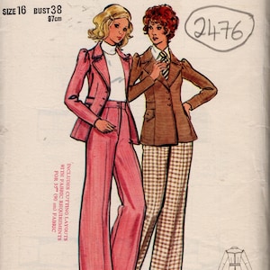 Op de afbeelding: Vintage Butterick naaipatroon 3023, circa 1973, met illustraties van twee vrouwen in pakken. Eén pak is roze, de andere bruin met een geruite broek. Inclusief snijpatronen en stofvereisten voor 90 cm stof.