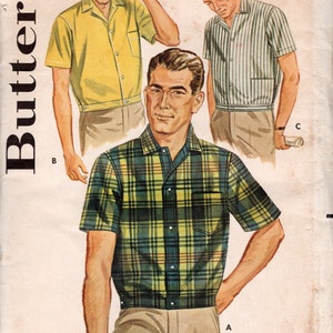 Op de afbeelding: Een vintage naaipatroon voor een shirt met korte mouwen. Het patroon is uit de vroege jaren 1960 en is voor een mannenoverhemd. Het patroonnummer is 2956. Het patroon is voor een geruit overhemd met een knoopsluiting.