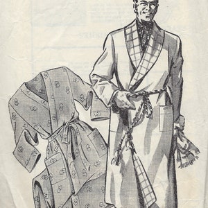 Op de afbeelding: Een zwart-witte illustratie van een man die een badjas met een ruitpatroon draagt. De badjas heeft een touwgordel en een zak aan de linkerkant. De man houdt een sjaal in zijn rechterhand. De illustratie is afkomstig van een vintage naaipatroon voor een badjas, met de tekst "Blackmore So-Easy 410 Borst 38".