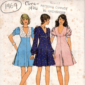 Puede incluir: Un patrón de costura vintage para un vestido, con tres mujeres que llevan diferentes estilos de vestidos. El número del patrón es 4695 y el año es 1974. El texto del patrón dice "Miss Talla 16 Busto 38" y "Los patrones no se pueden cambiar".