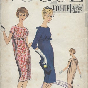 Pode incluir: Um padrão de costura vintage para um vestido, Vogue Special Design S-4916, tamanho 14-34 busto. O padrão mostra duas mulheres vestindo vestidos, um com estampa floral e o outro em azul sólido.