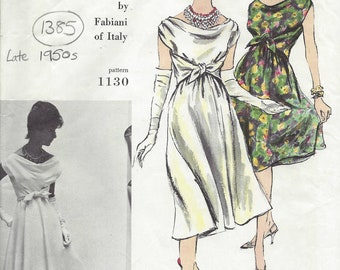 Può includere: Un modello di cucito vintage per un abito della fine degli anni '50. Il modello è di Fabiani d'Italia ed è per un abito con un corpetto aderente e una gonna ampia. Il numero del modello è 1130.