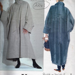 Può includere: Modello originale Vogue Patterns con un design di cappotto lungo di Issey Miyake. Il modello include misure del busto da 77,5 cm a 91,4 cm. L'immagine mostra uno schizzo del cappotto e una modella che lo indossa. Circa 1991.