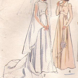 Puede incluir: Una ilustración vintage de patrón de costura que muestra a dos mujeres con vestidos de novia. La novia lleva un vestido blanco con un velo largo y un patrón de puntos. La dama de honor lleva un vestido rosa claro con un ramo de flores. El número de patrón es 6599.