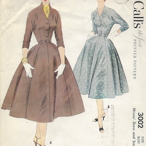 Puede incluir: Patrón de costura vintage de McCall's de 1954 para un vestido y una bufanda. El patrón es para la talla 16, busto 34, y cuesta 50 centavos. El patrón muestra a dos mujeres usando el vestido, una en marrón y otra en azul con lunares blancos.