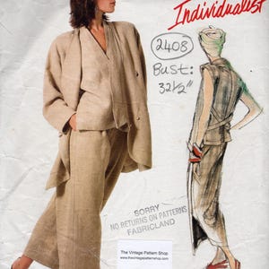 Op de afbeelding: Een vintage Vogue Patterns naaipatroon uit 1986, met een vrouw in een beige linnen pak. Het patroon is gelabeld "Individualist" en bevat een borstomvang van 82.5 cm. Het patroon is van Issey Miyake.