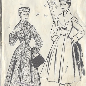 Op de afbeelding: Vintage naaipatroon voor een jas, met twee vrouwen die verschillende stijlen jassen dragen. Het patroon is uit de jaren 1950 en is voor een borstomvang van 91 cm. Het patroonnummer is R309 en de prijs is 863 3/-.