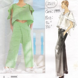 Könnte beinhalten: Ein Vintage-Schnittmuster von Vogue für ein grünes Oberteil und eine Hose von Issey Miyake. Das Schnittmuster ist für Größe Medium und stammt aus dem Jahr 1999. Die Schnittmuster-Nummer lautet 2314.