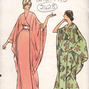 Könnte beinhalten: Vintage Vogue Schnittmuster mit zwei langen Kleidern. Eines ist einfarbig pfirsichfarben, das andere grün mit floralem Muster. Das Schnittmuster ist von 1973, Größe 10, mit 82,5 cm Brustumfang. Der Text "Vogue Patterns" steht oben.