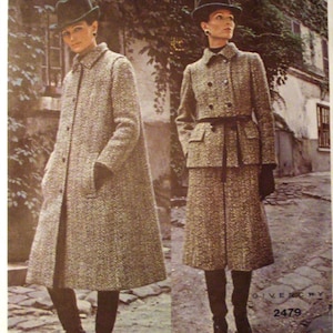 Puede incluir: Anuncio de moda vintage Vogue Paris Original con dos mujeres con abrigos y trajes de tweed. La imagen muestra diseños clásicos con un enfoque en siluetas a medida y detalles elegantes. El texto "VOGUE PARIS ORIGINAL" está en la parte superior.